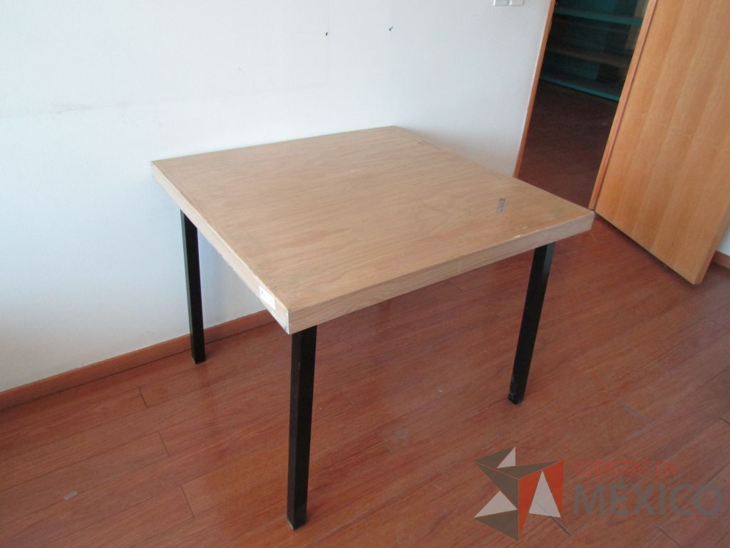 Lote 047 - 3 Mesas de trabajo con estructura métalica y cubierta color madera - Imagen 6