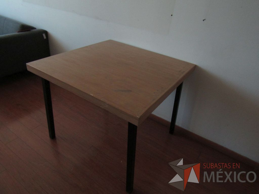 Lote 047 - 3 Mesas de trabajo con estructura métalica y cubierta color madera - Imagen 8