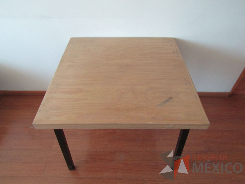 Lote 047 - 3 Mesas de trabajo con estructura métalica y cubierta color madera - Imagen 9