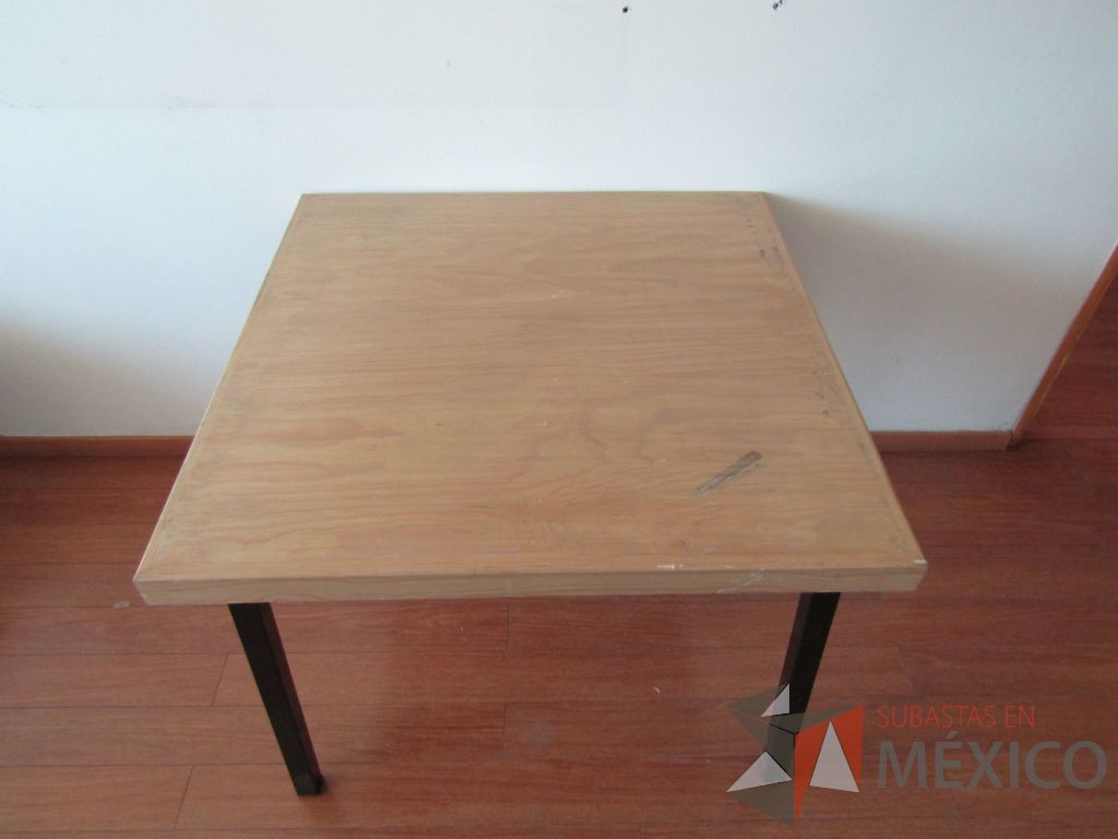 Lote 047 - 3 Mesas de trabajo con estructura métalica y cubierta color madera - Imagen 10