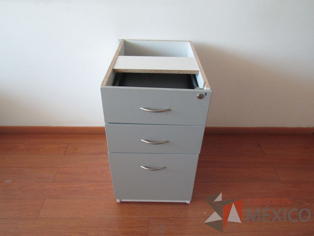 Lote 048 - Archivero vertical de pedestal con 3 cajones color gris con blanco