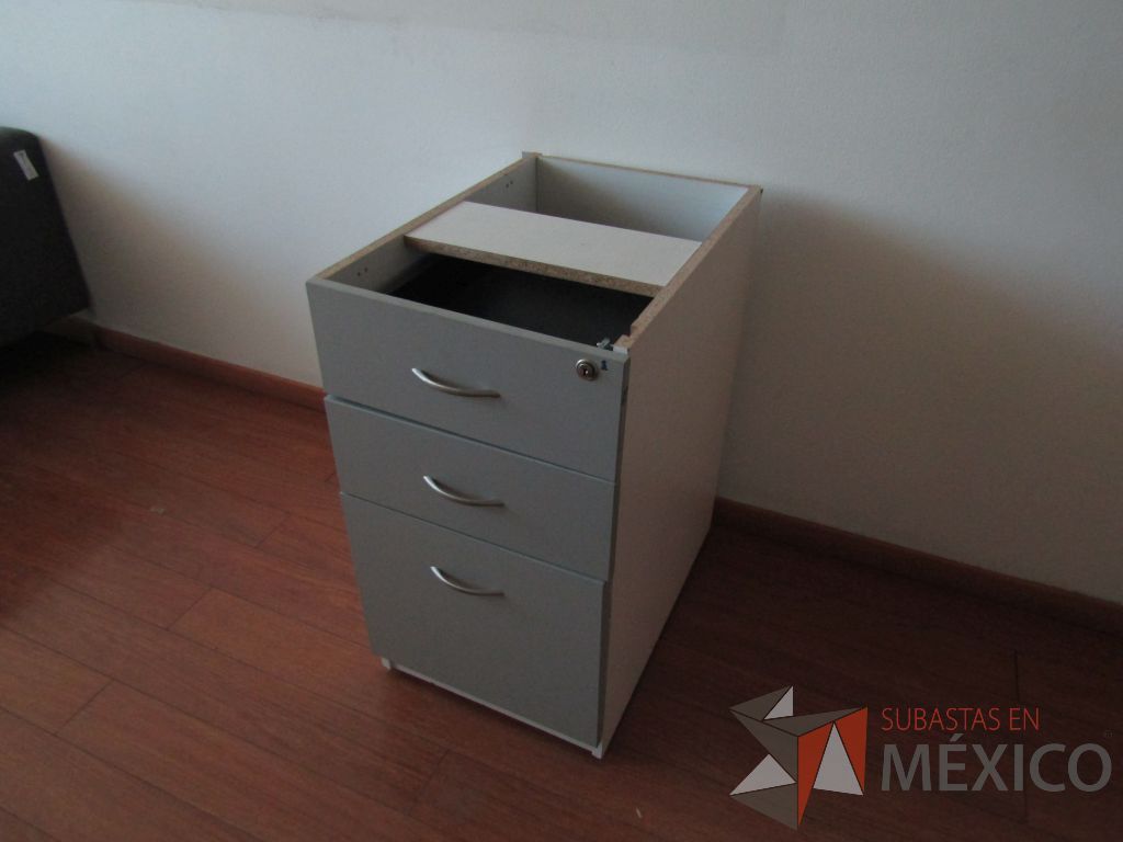 Lote 048 - Archivero vertical de pedestal con 3 cajones color gris con blanco - Imagen 3