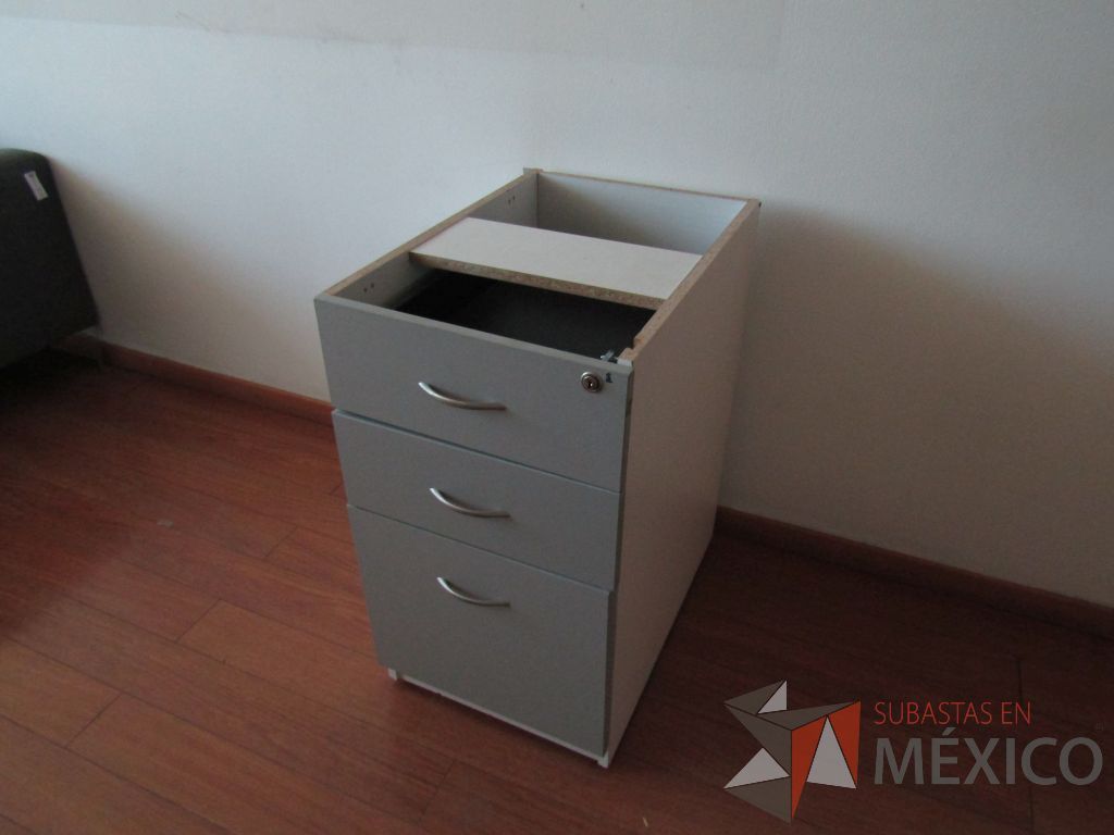 Lote 048 - Archivero vertical de pedestal con 3 cajones color gris con blanco - Imagen 4