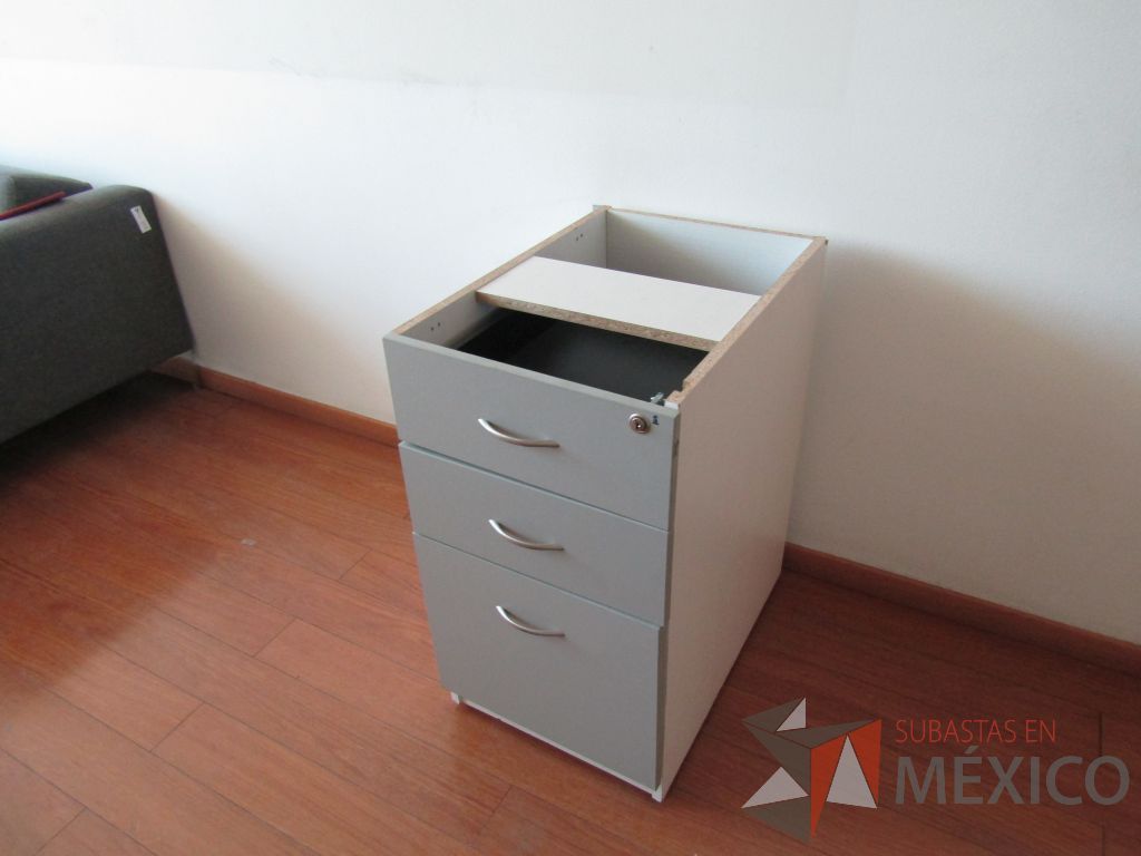Lote 048 - Archivero vertical de pedestal con 3 cajones color gris con blanco - Imagen 5
