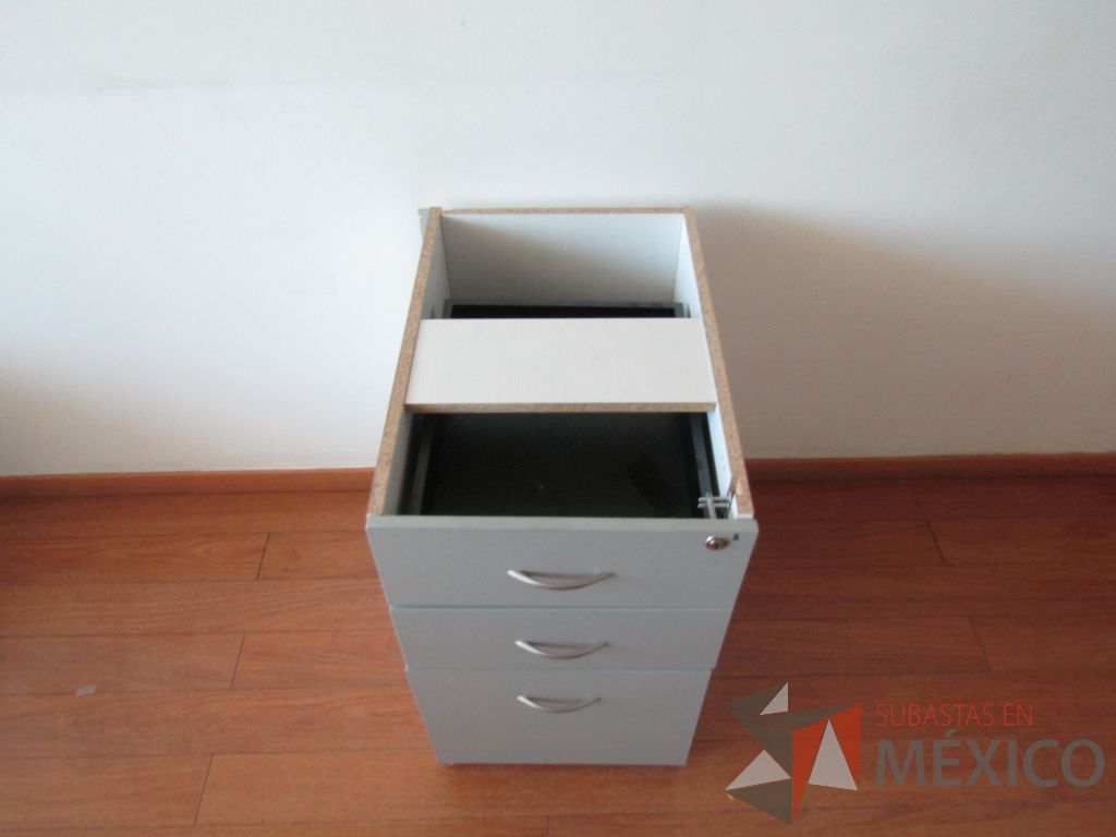 Lote 048 - Archivero vertical de pedestal con 3 cajones color gris con blanco - Imagen 7