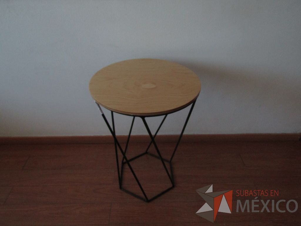 Lote 004 - 2 Mesas de apoyo circular, base métalica y cubierta color madera - Imagen 2