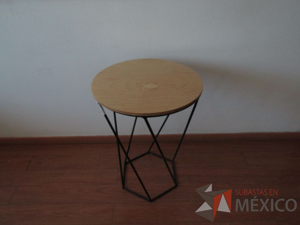 Lote 004 - 2 Mesas de apoyo circular, base métalica y cubierta color madera - Imagen 3