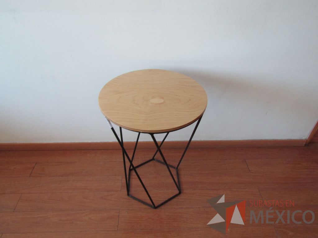 Lote 004 - 2 Mesas de apoyo circular, base métalica y cubierta color madera - Imagen 5