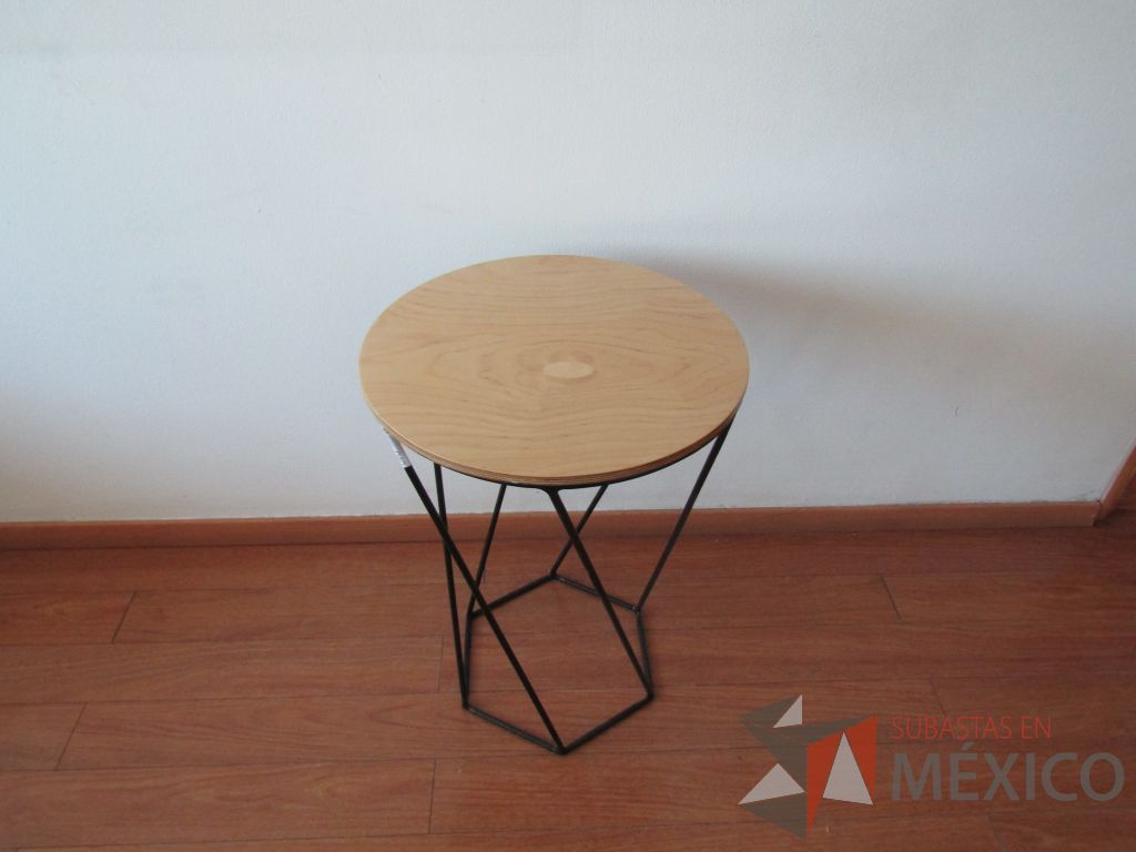 Lote 004 - 2 Mesas de apoyo circular, base métalica y cubierta color madera - Imagen 6
