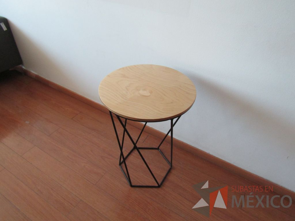 Lote 004 - 2 Mesas de apoyo circular, base métalica y cubierta color madera
