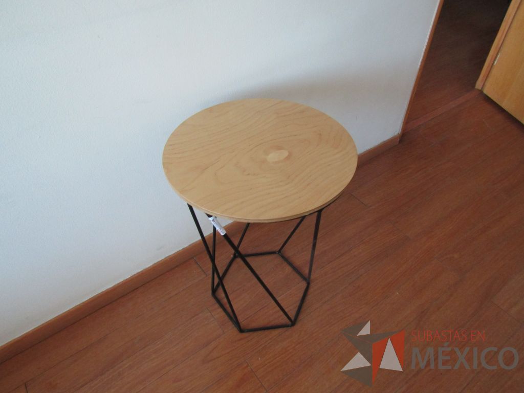 Lote 004 - 2 Mesas de apoyo circular, base métalica y cubierta color madera - Imagen 9