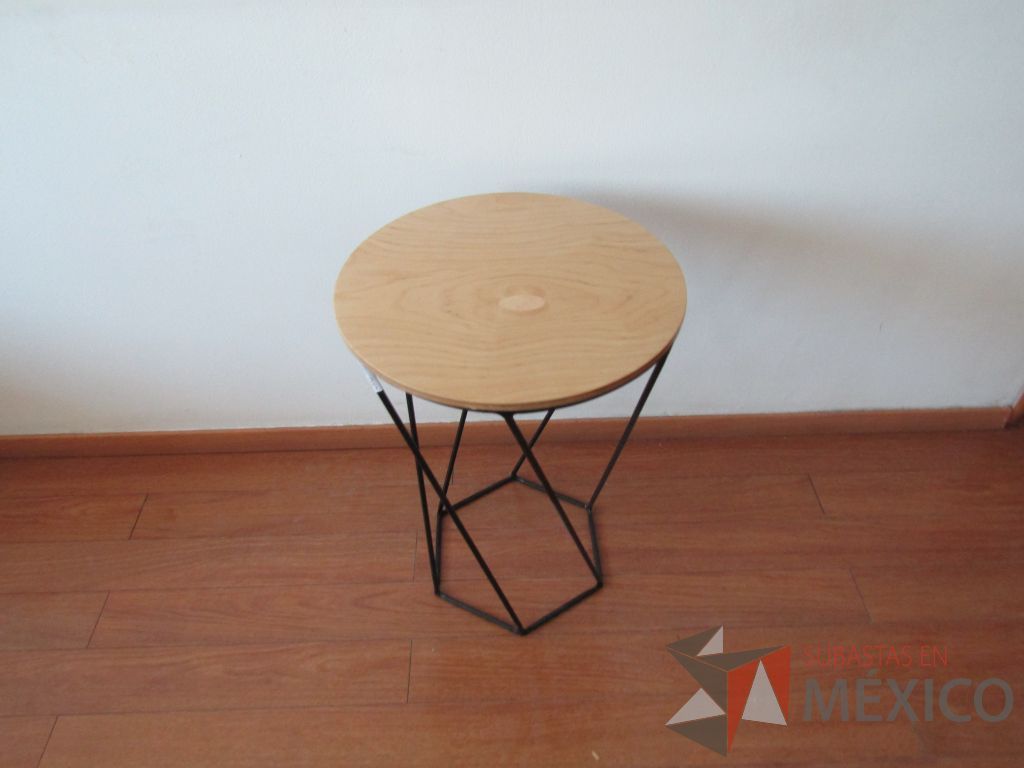 Lote 004 - 2 Mesas de apoyo circular, base métalica y cubierta color madera - Imagen 10