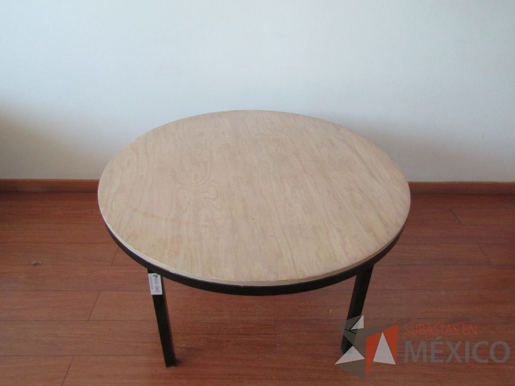 Lote 056 - Mesa de apoyo circular, base métalica y cubierta color madera - Imagen 2