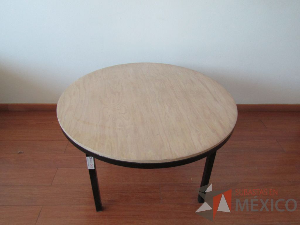 Lote 056 - Mesa de apoyo circular, base métalica y cubierta color madera