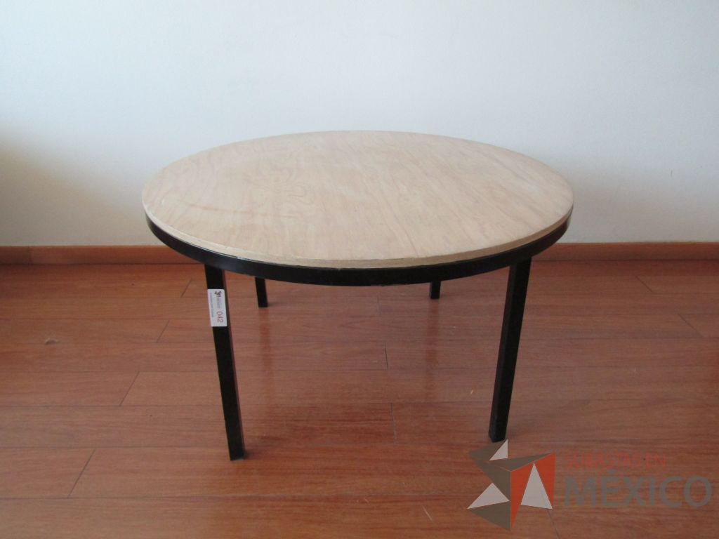 Lote 056 - Mesa de apoyo circular, base métalica y cubierta color madera - Imagen 3