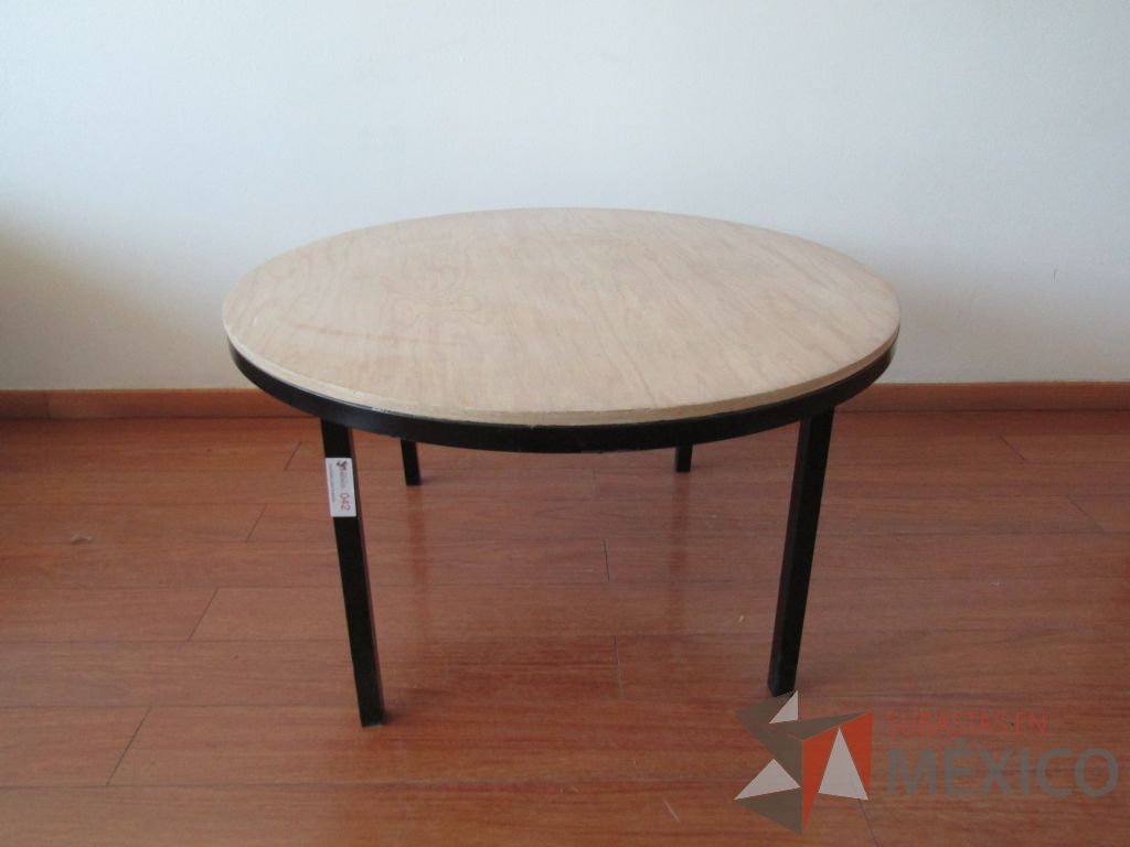 Lote 056 - Mesa de apoyo circular, base métalica y cubierta color madera - Imagen 4
