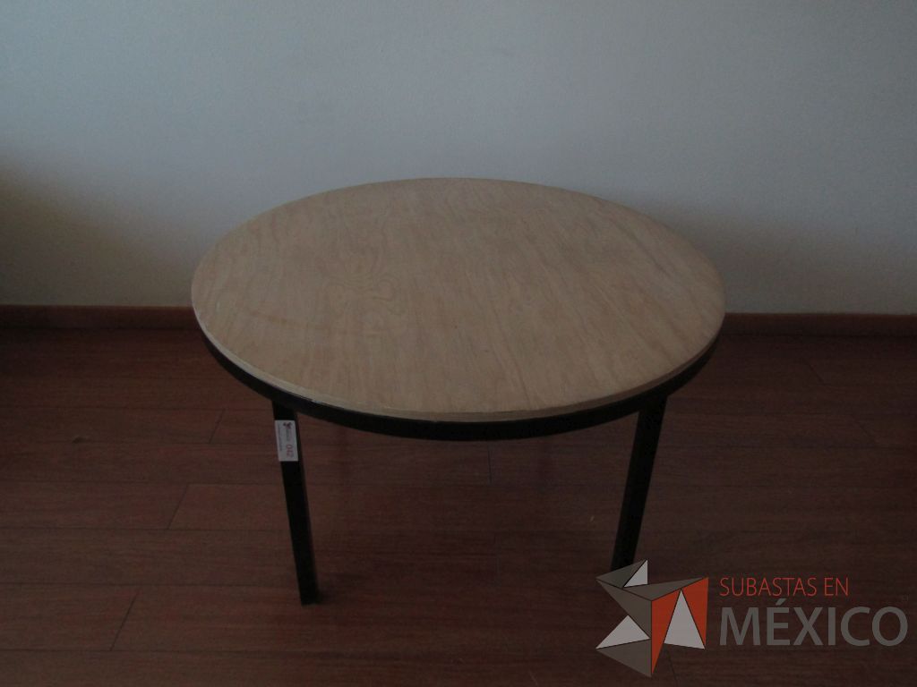 Lote 056 - Mesa de apoyo circular, base métalica y cubierta color madera - Imagen 5