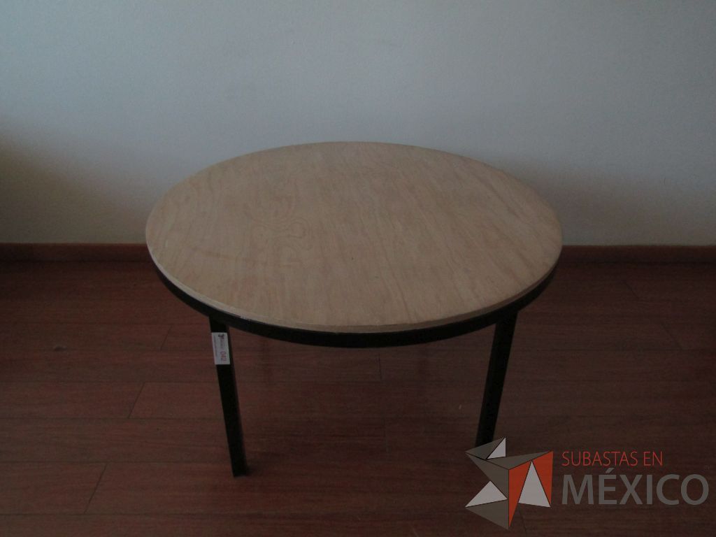 Lote 056 - Mesa de apoyo circular, base métalica y cubierta color madera - Imagen 6