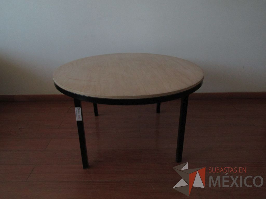 Lote 056 - Mesa de apoyo circular, base métalica y cubierta color madera - Imagen 7