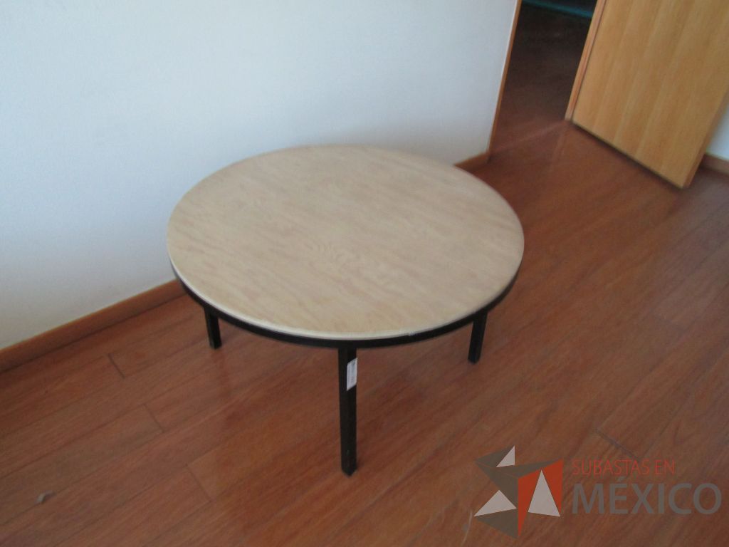 Lote 056 - Mesa de apoyo circular, base métalica y cubierta color madera - Imagen 8