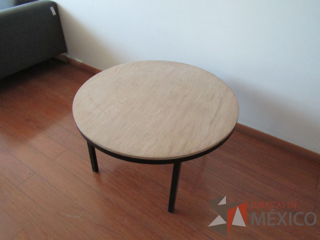 Lote 056 - Mesa de apoyo circular, base métalica y cubierta color madera - Imagen 9