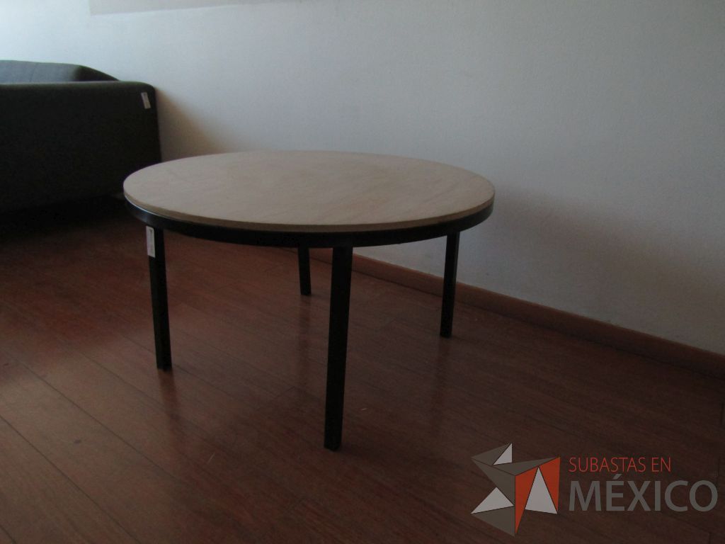 Lote 056 - Mesa de apoyo circular, base métalica y cubierta color madera - Imagen 10