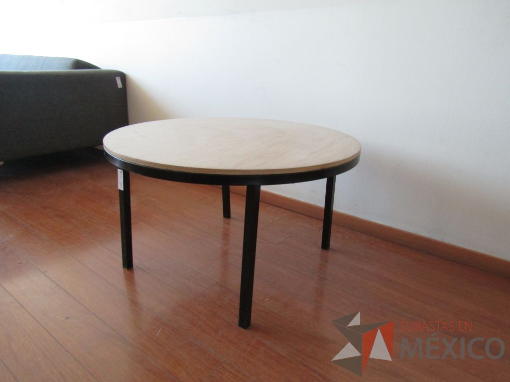 Lote 056 - Mesa de apoyo circular, base métalica y cubierta color madera - Imagen 11