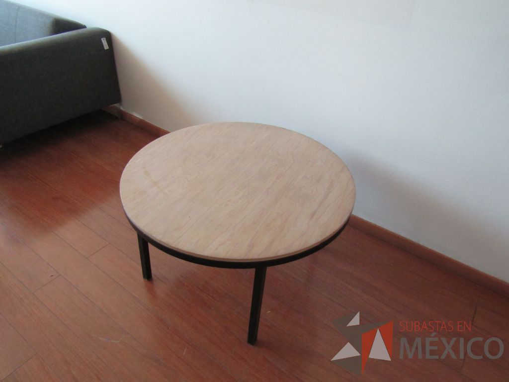 Lote 056 - Mesa de apoyo circular, base métalica y cubierta color madera - Imagen 12