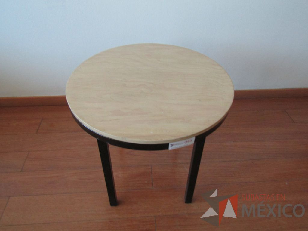 Lote 072 - Mesa de apoyo circular, base métalica y cubierta color madera - Imagen 2