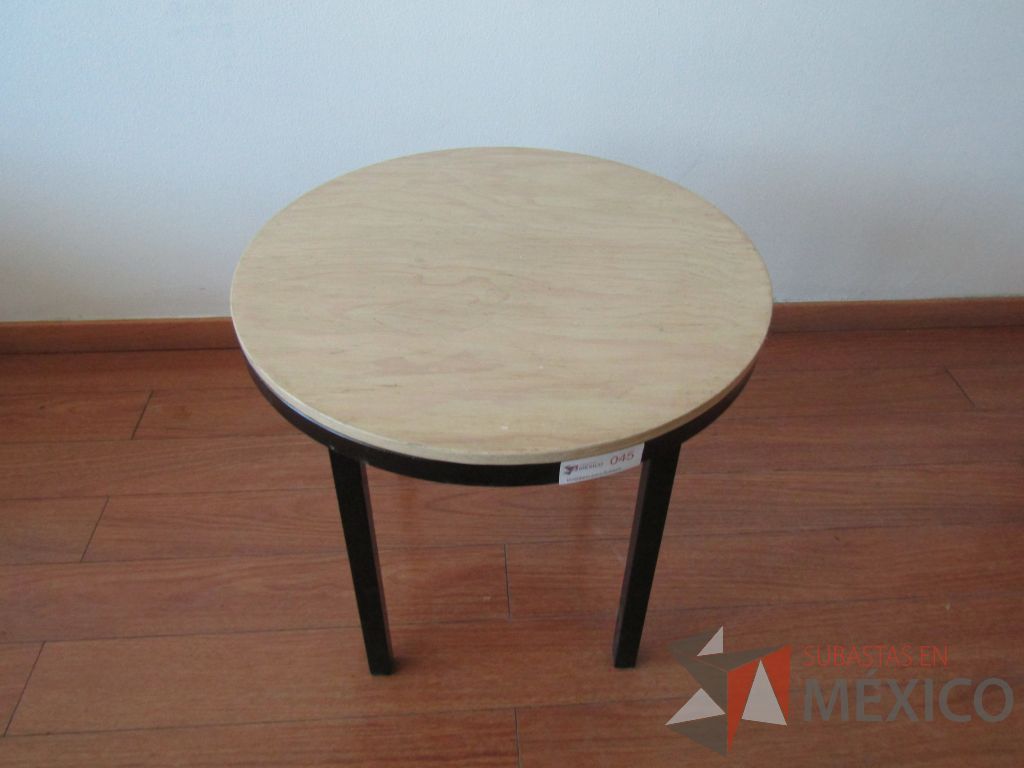 Lote 072 - Mesa de apoyo circular, base métalica y cubierta color madera