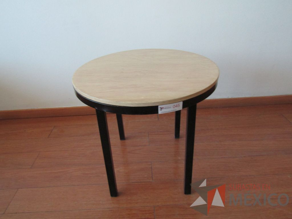 Lote 072 - Mesa de apoyo circular, base métalica y cubierta color madera - Imagen 3