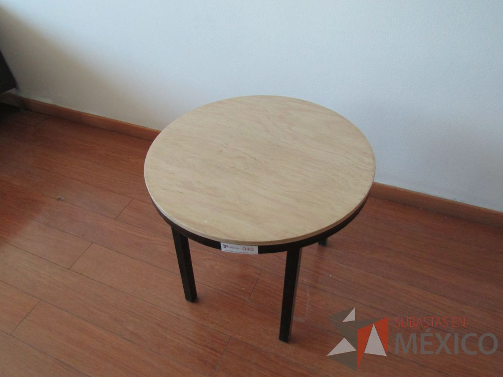 Lote 072 - Mesa de apoyo circular, base métalica y cubierta color madera - Imagen 4