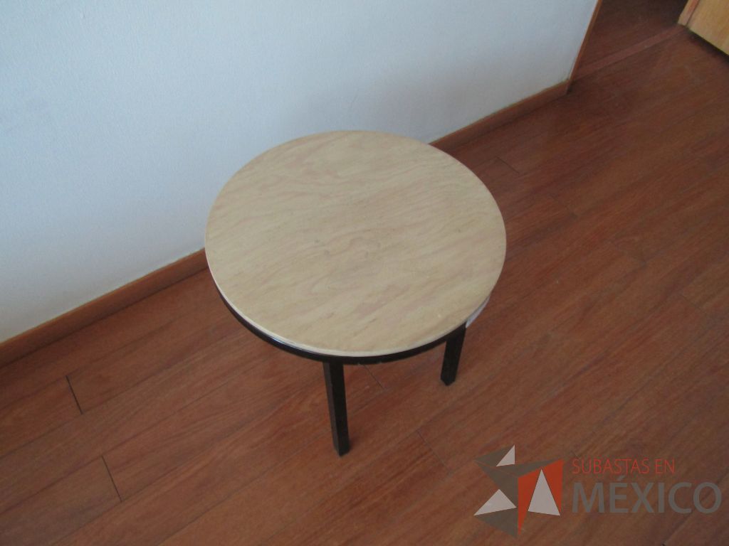 Lote 072 - Mesa de apoyo circular, base métalica y cubierta color madera - Imagen 9
