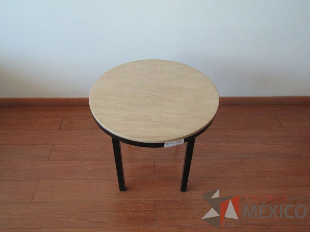 Lote 072 - Mesa de apoyo circular, base métalica y cubierta color madera - Imagen 5