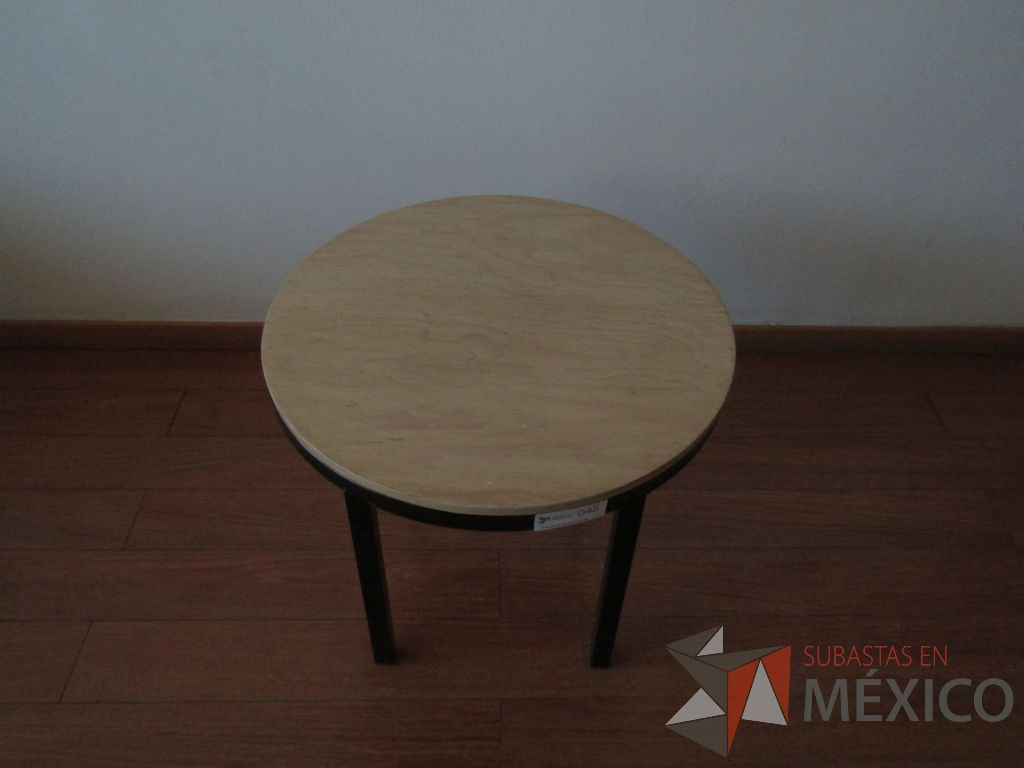 Lote 072 - Mesa de apoyo circular, base métalica y cubierta color madera - Imagen 6