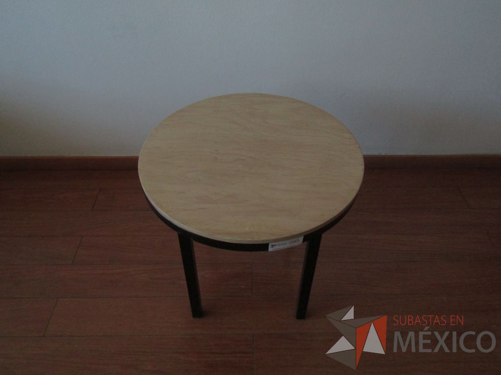 Lote 072 - Mesa de apoyo circular, base métalica y cubierta color madera - Imagen 7