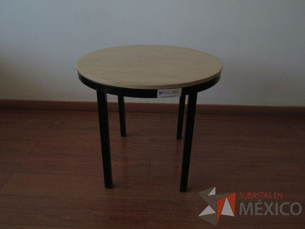 Lote 072 - Mesa de apoyo circular, base métalica y cubierta color madera - Imagen 8