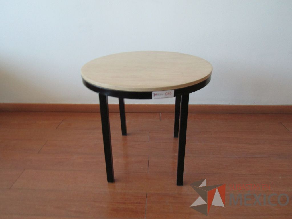 Lote 072 - Mesa de apoyo circular, base métalica y cubierta color madera - Imagen 10