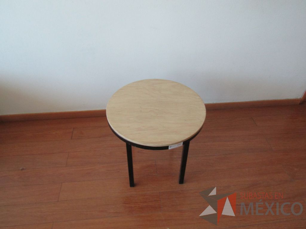 Lote 072 - Mesa de apoyo circular, base métalica y cubierta color madera - Imagen 11