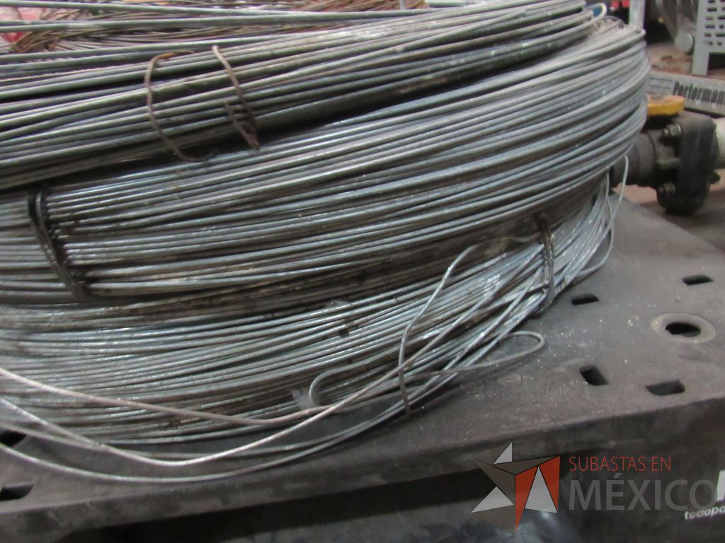 Lote 022 - 130 kg de alambre galvanizado, 5 adaptador porta carrete para tubular de 3/32 ... - Imagen 16