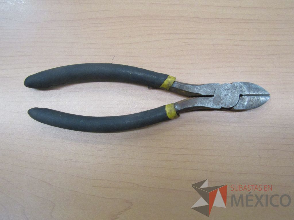 Lote 017 - 786 pzas de herramientas, pirómetro con puntero laser, cinta larga metálica 20M, pinzas de corte... - Imagen 9