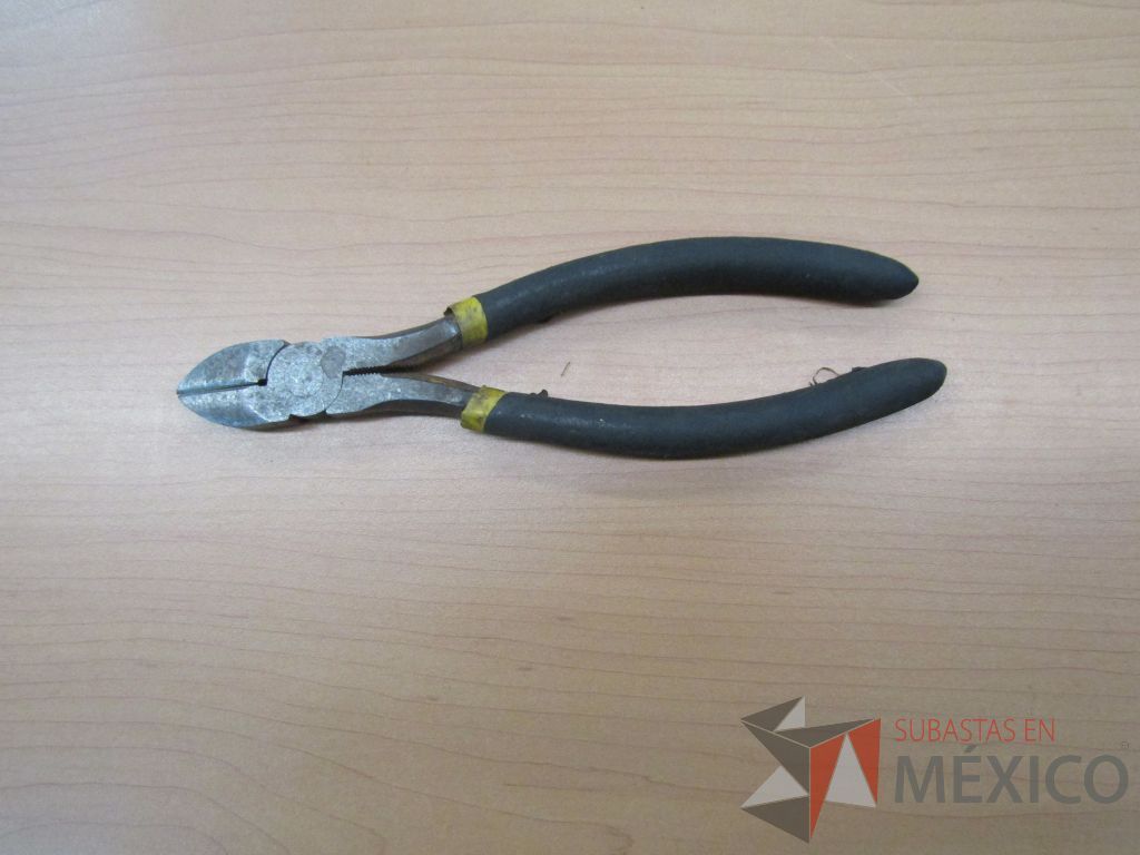 Lote 017 - 786 pzas de herramientas, pirómetro con puntero laser, cinta larga metálica 20M, pinzas de corte... - Imagen 12