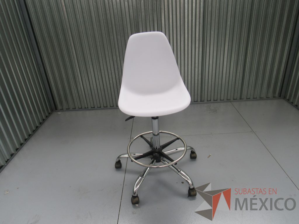 Lote 001 - 4 Sillas tipo cajero con ruedas, descansapies, asiento y respaldo liso color blanco