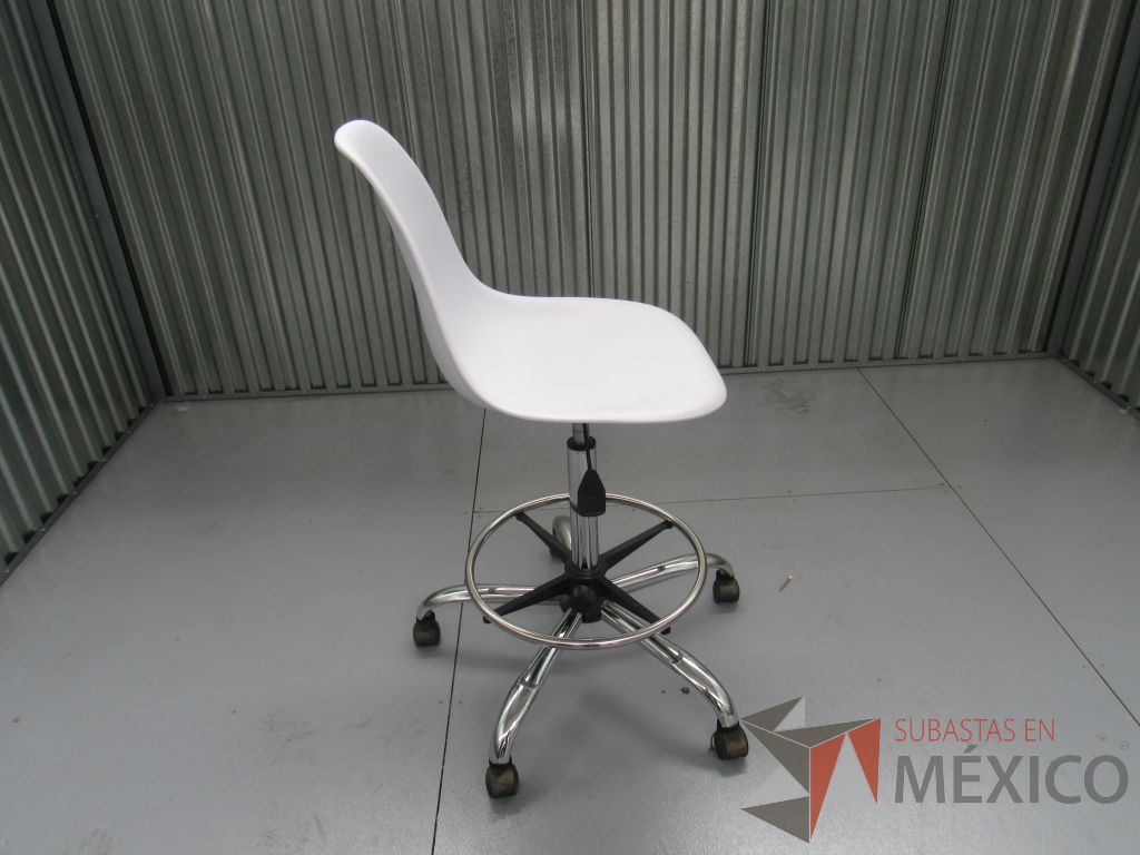 Lote 001 - 4 Sillas tipo cajero con ruedas, descansapies, asiento y respaldo liso color blanco - Imagen 2
