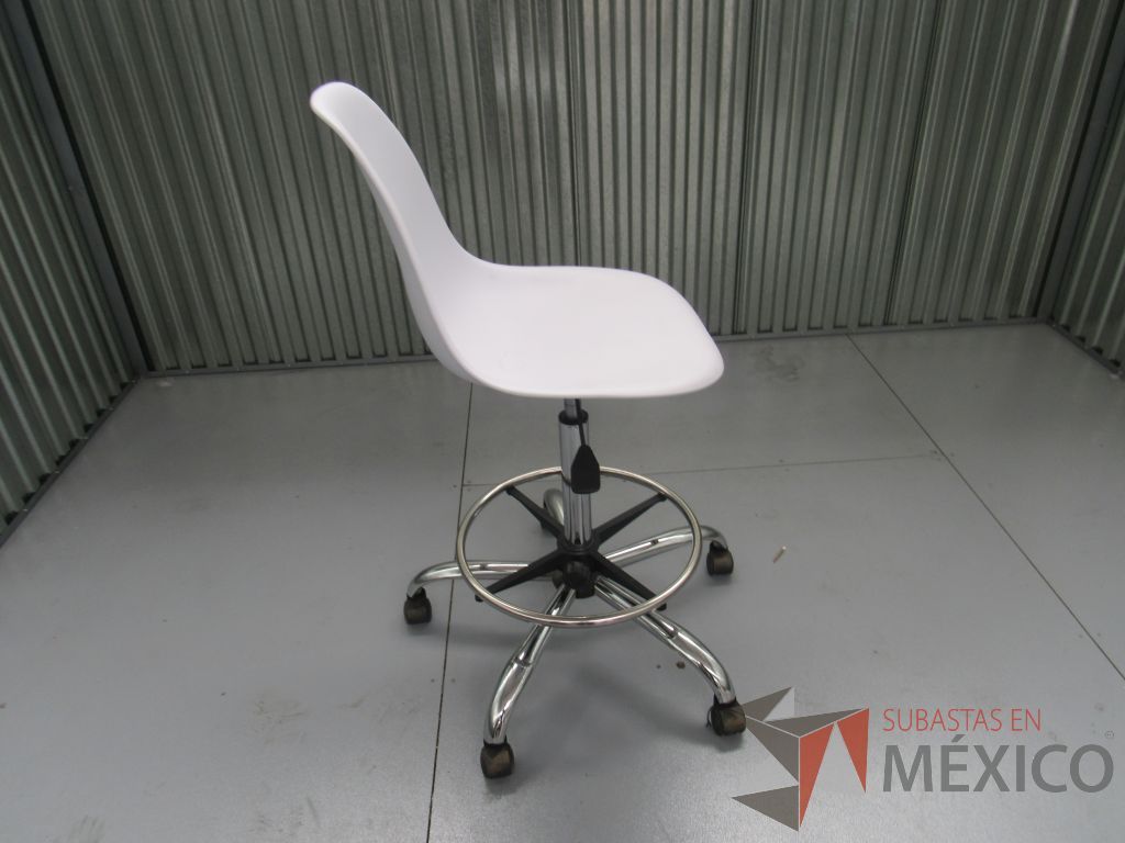 Lote 001 - 4 Sillas tipo cajero con ruedas, descansapies, asiento y respaldo liso color blanco - Imagen 3