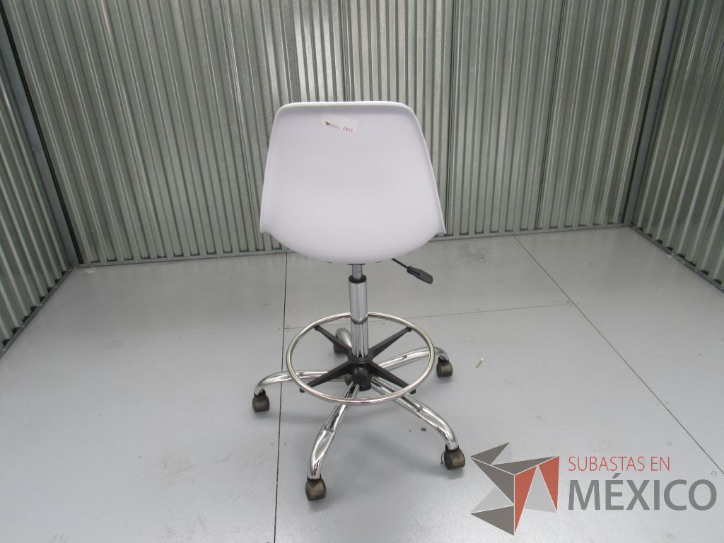 Lote 001 - 4 Sillas tipo cajero con ruedas, descansapies, asiento y respaldo liso color blanco - Imagen 4