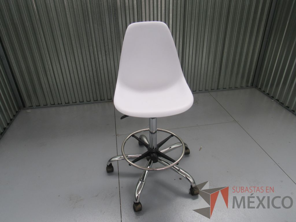 Lote 001 - 4 Sillas tipo cajero con ruedas, descansapies, asiento y respaldo liso color blanco - Imagen 5