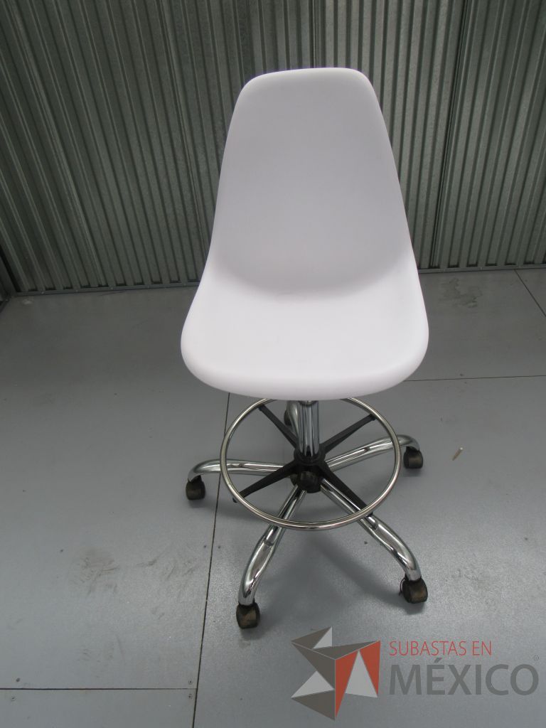 Lote 001 - 4 Sillas tipo cajero con ruedas, descansapies, asiento y respaldo liso color blanco - Imagen 6