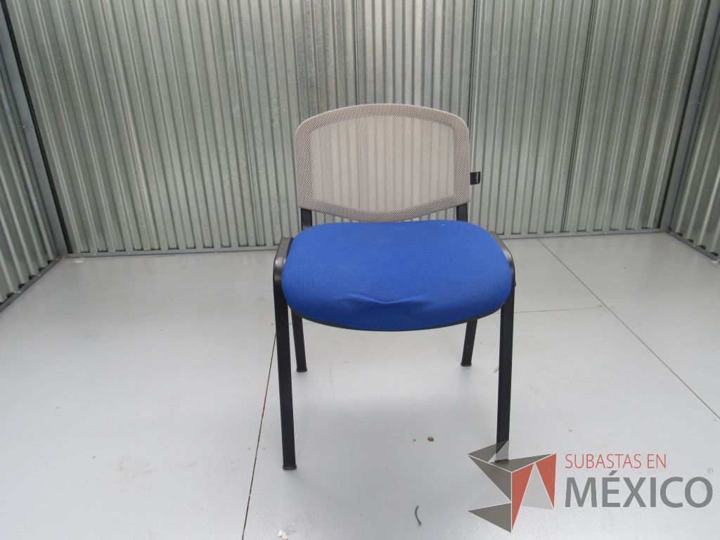 Lote 036 - 2 Sillas de visita con 4 patas metálicas