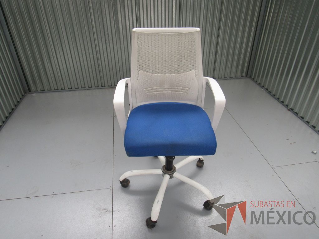 Lote 005 - Silla operativa con ruedas, descansabrazos, asiento en tela color azul